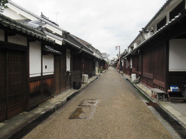 これまで仕事やプライベートで何度も訪れている奈良ですが、いつも行くのは大仏殿と法隆寺、興福寺ばかり。今回は奈良でもメジャーな寺社を避け、これまで訪れたことがなかったエリアを巡ってきました。<br />1日目は三月堂、転害門、正倉院、手向山八幡宮など大仏殿周辺を<br />2日目は中大兄皇子と中臣鎌足が密談した談山神社や、日本三文殊の一つ・安倍文殊院を<br />3日目は石舞台古墳や、壁画が見つかった高松塚古墳やキトラ古墳がある飛鳥を<br />4日目は復原されつつある平城宮跡歴史公園を<br />5日目は江戸の風情が色濃く残る今井町を訪ねました。<br />この旅行記は５日目に訪れた今井町の記録です。<br />今井町は称念寺の寺内町として発展した町で、戦国時代、外敵から町を守るため、町の周囲に竹や樹木を植え敵の侵入を防いだり、堀に水を貯え町を火災から守ったりしてきたため、江戸時代の伝統的な家屋が数多く残っている、落ち着きある町です。<br />