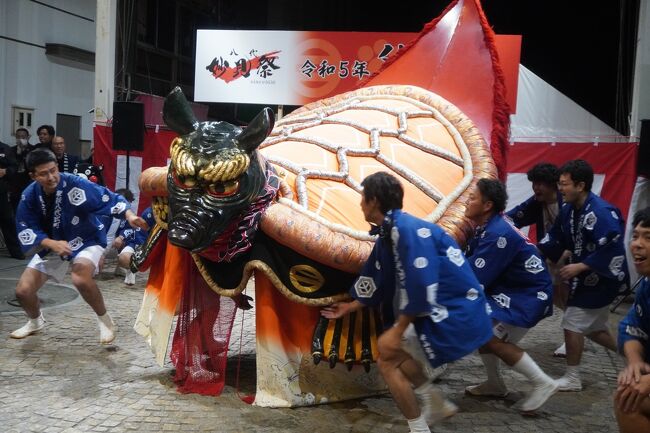 八代妙見祭は、九州三大祭りの一つであり、2020年にはユネスコ無形文化遺産にも登録されたという泊の付いた祭りなのですが、正直、全国的な知名度はそこまでないかもしれませんね。そういう意味ではあまり期待はせずに訪ねたのですが、前夜祭である御夜(ごや)から始まって、翌日の本祭りも獅子舞、笠鉾を中心とした神幸行列、飾り馬の疾走に強烈な個性のキャラクター「がめ」とか多彩な顔を持っていて、けっこう楽しめる。全国的な知名度がもっとあってもいいのかなという感じでしたが、反面、それは単純に説明しようとするとちょっと難しい。この辺りも、もしかしたら知名度の問題につながっているのかもしれませんね。例えば、ユネスコ無形文化遺産に登録された山・鉾・屋台行事ではあるのですが、こちらの笠鉾はあくまでパーツの一つ。意外に博多どんたくのようなごった煮的な要素も持っているように感じました。いずれにしても、八代の街を挙げての大規模な祭り。その活気や多彩な見どころをそれぞれできる限りお伝えしたいと思います。<br /><br />さて、本日のメインは前夜祭である御夜(ごや)。日中は時間がそれなりにありますから、八代市街から15年ぶりに日奈久温泉の方を回ることにしました。放浪の俳人種田山頭火は、山口県防府生まれ。地元、山口県の湯田温泉や川棚温泉もゆかりの温泉として知られていますが、日奈久温泉も、織屋という旅館に3泊し「温泉はよい、ほんたうによい、ここは山もよし海もよし、出来ることなら滞在したいのだが、―― いや一生動きたくないのだが。」と記すほど惚れ込んだことで知られます。私もかなり以前ですが、ここを訪ねた時、ちょっとただならぬものを感じて、けっこう好印象が残りました。今回も楽しみにしていて、建て替わったばんぺい湯や名物旅館、金波楼ほかのかけ流しをハシゴしてみましたが、やっぱりその時の印象は変わらず。今回もその心地よさに満足ができました。日奈久温泉は、本当によい温泉です。<br /><br />なお、そもそも八代についても少し触れておくと。。<br />八代には八代城があり、城主は熊本藩の筆頭家老、松井家。3万石の所領です。江戸期、一国一城制があったのですが、熊本藩は例外とされ、熊本城と八代城の二城体制。お隣り薩摩藩への牽制のためでした。今でも八代市は熊本県では人口二番目の都市。不知火海を望み、球磨川下流の干拓の歴史もあって、特産品はいぐさ製品、晩白柚、日奈久ちくわなど。派手ではないですが、日奈久温泉も含めてしっかり地域色がある都市ではないかと思います。