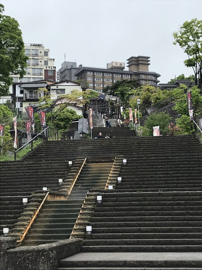 足腰の丈夫なうち　・・・と　美味しいもの好きの友人と伊香保温泉に行くことにした。<br />電車とバスを乗り継いで　降り立ったのは石段下<br />365段あるという階段をひたすら上る。<br />石段の左右には　いろんな店が並ぶ。<br />土産物、カフェ、食堂、宿、足湯<br />食べ歩きのできるものを売る店も多い。