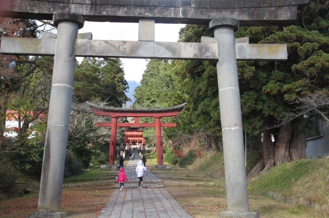 コロナ禍で海外に行けないのなら<br />日本都道府県全県制覇を目指そう<br /><br /><br />ということで東北へ<br />４月に山形、宮城、福島を周ったので<br />１１月は残りの青森、秋田、岩手を訪れることにしました<br />ＪＡＬのどこかにマイルは往復６０００マイルで４つの候補のうちどこかへ行けます<br />リロード１００回超えたらプラウザを変えたらまたできる技が当時あり<br />何度もリロードして目的地が全部東北になるようにしました<br />たぶん２００回近くやって<br />「青森、三沢、花巻、仙台」の４つになり<br />前回行った仙台以外の３つならどれでも最高！！<br />…と思ってたら仙台に<br />…まぁそんなもんですよね<br /><br />帰りの空港も仙台なので<br />初日に一番上の青森まで移動して<br />南に下りながら全部観光しよう、と予定を組み<br />先行組が私と小学生と年長の３人だったので<br />車で行くよりも新幹線でビュッと行く方が楽だし末っ子が未就学児のうちに東北新幹線乗っておこう<br />ということでお得な切符を検索して予約<br />大人＋小学生で１２８００円ぐらいだった記憶<br /><br />ところでＪＡＬの「どこかにマイル」<br />２０２３年１１月の今見たら<br />６０００マイル→７０００マイルに値上がってますね！！<br />物価高騰前に人が少なくて快適なうちに国内旅行しておいて正解でした<br />２０２３年の今は日本中どこ行ってもインバウンド外国人が多いですよ<br /><br />それに子供達が小学生や未就学児で料金の安いうちに、と考えると<br />子供の成長は待ってくれませんから<br />学校行事が潰された代わりにたくさん思い出を作りましょう<br /><br />今回旦那は仕事、長女はイベントで２人はＡＮＡマイルを使って翌日青森予約<br />帰りも仙台発が取れなくて別行動。秋田空港から帰ってもらいます<br />付き纏う自閉長女と別行動で正直だいぶ楽でした<br />旦那の前ではおとなしく<br />私には全力で構って甘えてくるのでちょっと大変<br />最終日だけ別の宿でしたが<br />こちらは豪華ホテルで楽しみ<br />あちらはドーミーインで風呂上りアイスキャンデーを楽しんだそうです<br /><br />１１月の東北は日が落ちて暗くなるのが早い！<br />十和田湖周辺は１６時台でもう暗かったです<br />雪が降ってしまう前に車で東北周遊スタート！