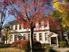 館林の紅葉_2023_(1)「旧上毛モスリン事務所」の周りは、見頃終盤でした（群馬県・館林市）