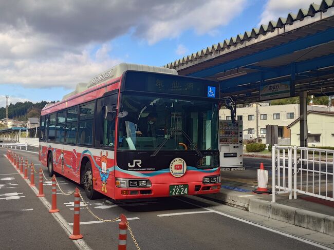 11月の週末、東日本大震災以来の訪問となる三陸海岸を旅してきました。震災前とは交通網は大きく変わり、気仙沼線や大船渡線はBRT化され、JR山田線であった釜石~宮古間も三陸鉄道に移管され、盛~久慈まで一本化されました。この旅では、急に冬支度をし始めた三陸海岸を中心に、弘前まで足を延ばした旅ですが、列車に乗っているか、食べているか、だけで観光要素はありません。<br /><br />本旅行記は、<br />①鉄路で行く仙台から小牛田、柳津へ<br />②2つのBRTで気仙沼、盛へ<br />③三陸鉄道で盛~宮古~久慈間制覇、三陸名物も堪能<br />④八戸線と旅の〆は弘前名物「中みそ」と弘南線<br />の4編から成ります。<br /><br />こちらは、②の仙台から気仙沼線のBRTの乗換駅、柳津から気仙沼駅を経由して、大船渡線BRTに乗車、岩手県の盛までの旅です。