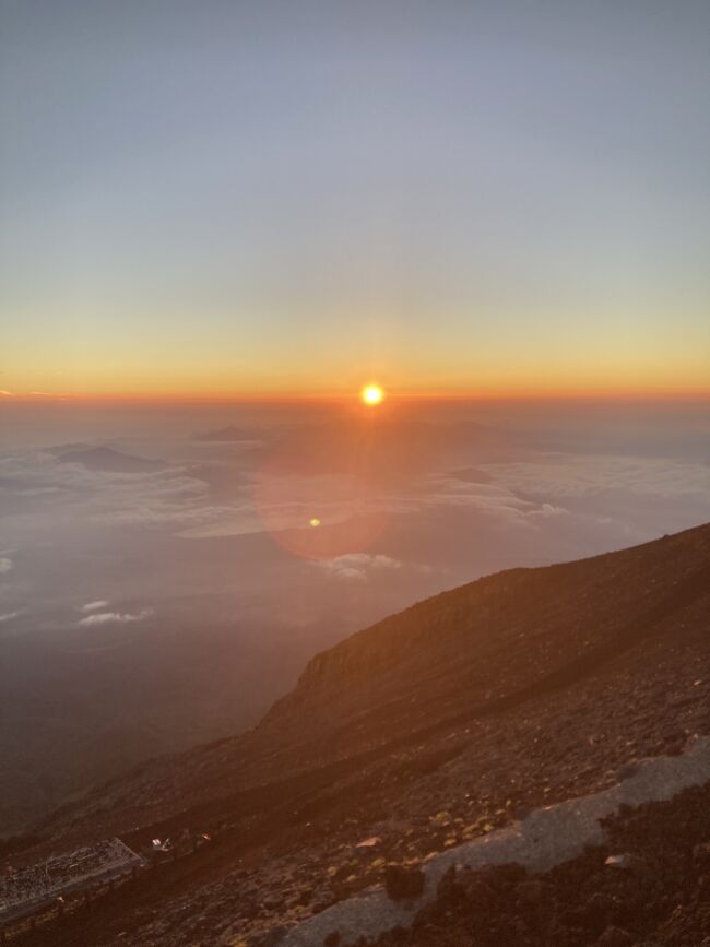 2023年8月17日～20日<br />会社の旅友達が登りたがっていた富士山。<br />私も一生に一度は行ってみたいなと思ってました。<br />屋久島が結構ヒイヒイだったので１年かけて近所の低山登ったり少しずつ準備。<br />でも今年の夏は連日目にする富士登山の良くない報道ばかり…<br />世間のお盆休み後の平日の予定を空けておいて、週間天気予報が出たタイミングでもともと狙ってたサンシャインツアーの空きがあるようなら申し込もう、その時満席なら今年は諦めようって方針決めて、お盆休み前半は天気予報とツアーの空席情報とにらめっこの日々。<br />…出たよ！晴天情報！んで何とかバス、山小屋共に空きのある日が！！<br />8月11日に申し込み6日後の出発日を迎えました。<br />体力、高山病、共に不安があったため、登頂を一番の目的に行程を選択。<br />往復夜行、八合目山小屋一泊、ご来光のタイミングは山小屋、のゆったりプランです。<br />安いツアーですので山小屋やガイドさんには期待してませんでしたが、良い意味で期待外れのとっても素敵なツアーでした！<br /><br />旅の費用<br />基本料金 26,800円 × 2 = 53,600円<br />昼食ｵﾌﾟｼｮﾝ 600円 × 2 = 1,200円<br /><br />基本料金には1日目の朝食、山小屋での一泊二食、下山後の日帰り入浴と登頂お疲れ様御膳、名古屋から吉田口五合目までのバス、五合目から山小屋までのガイドが含まれます。