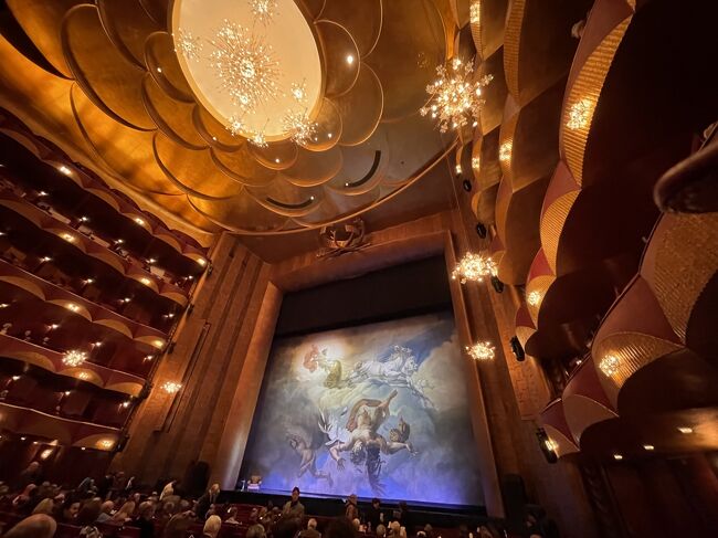 旅行記のタイトルは大変大袈裟でした。私、オペラは全く詳しくありません。オペラ好きの夫の鑑賞のお供です。<br /><br />普段は年に１回位くらいが関の山ですが、今年はミラノのスカラ座「ラ・ボエーム」、ペテルブルグのミハイロフスキー劇場「スペードの女王」とキーロフ劇場「ドン・ジュアン」、モスクワのボリショイ劇場「トラビアータ」、そしてニューヨークのメトロポリタンオペラハウスでの「仮面舞踏会」とかなりオペラ鑑賞の年になりました。<br /><br />オペラ素人の私の場合、オペラ鑑賞では劇場の雰囲気とブッフェでの食事、舞台装置が気になるところです。この5か所の劇場の中ではメトロポリタンが一番大きくて建物が近代的です。味気ない殺風景な劇場です。しかしながら地元の劇場で一番気軽に行けるので、文句も言えません。しかも今回はご招待チケットだったので、メトロポリタン（The Met )内にあるレストランを予約しました。30年近くMetに通っていますが、初めての体験です。予約時間は夜6時。<br /><br />本日のオペラの演目は「仮面舞踏会」。ストーリーはうちで予習しましたよ。<br /><br />公演開始は夜8時。公演終了は11時すぎでしたので、この日は近くに住む娘のアパートに泊めてもらい、翌日、近所のグルジアレストランで昼食をとってから帰宅しました。
