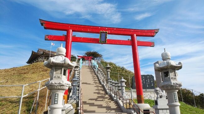 最終日は岩手県から青森県南部の八戸市に移動した。<br />ウミネコの繁殖地で有名な蕪島からスタートし、海岸線の風景を楽しみながら散策が楽しめる種差海岸の遊歩道を歩く。途中長い砂浜が続く大須賀海岸や岩場の海岸、松原など変化にとんだ景色を楽しむことができた。<br />天気にも恵まれ、絶好の散策日和となった。