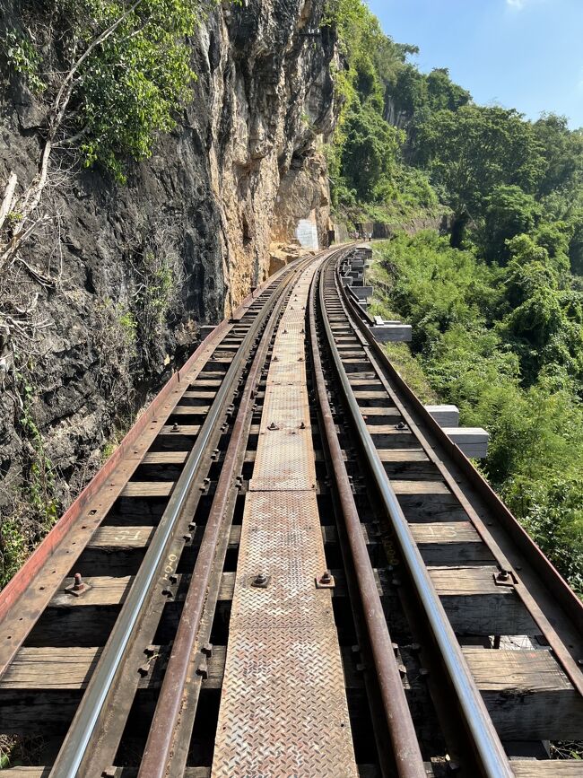 2日目の夕飯から翌朝カンチャナブリからタムクラセーまでの鉄道移動編。<br /><br />■旅程<br />11/23 FD557 11:20-13:35 CKG→DMK<br />11/23 バス　モーチット15:00発→カンチャナブリバスターミナル<br />11/25 国鉄　THAMKRA SAE駅 13:36発→バンコク<br />11/26 FD552 14:45-18:50 DMK→CKG