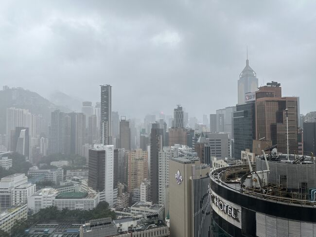 香港2日目になりました<br />この日は朝からすでにどんよりと。<br />時折雨が混じる天気。<br />予報では午後からはそこそこ雨もしっかりと降って来る台風予報。<br />そんな中でどこまで楽しめるか？<br />それでは2日目の旅行記スタートです！