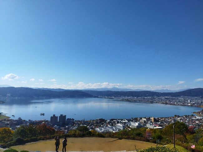 長野県にしかないツルヤスーパーでクーポン利用でお買い物。<br />今夜の宿泊地諏訪湖に向かいます。<br />途中　諏訪湖が一望できる立石公園に立ち寄りました。<br />宿泊はかたくらシルクホテル。