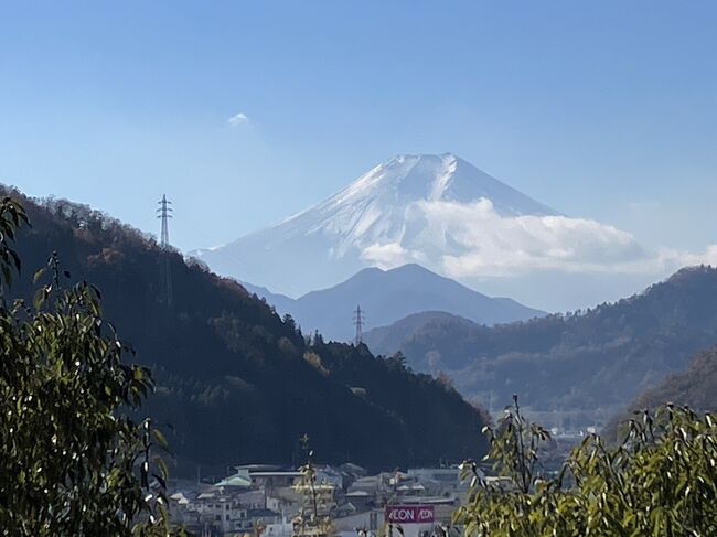 今日は山の会のみんなで忘年山行＆忘年会へ大月へ行きました。<br />丸山・岩殿山から雪の富士山を見て大月駅前で忘年会。