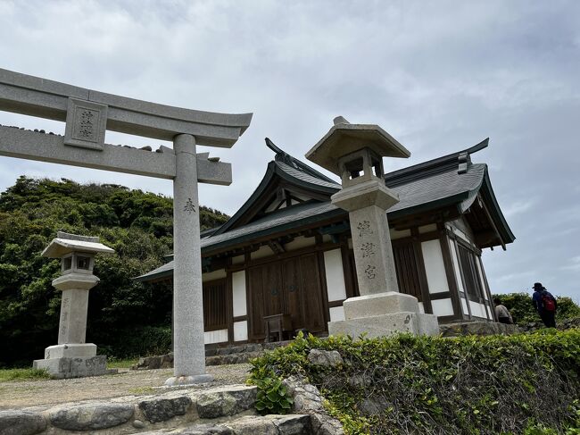 宗像大社は、日本神話に登場する日本最古の神社の一つとされている。天照大神の産み出した三女神が、三つの神社に祀られている。<br />沖津宮は、玄界灘の真ん中に浮かぶ神宿る島の沖ノ島にある。沖津宮は宗像神社の中でも最も神聖な場所だ。神職以外の立ち入りは禁止され、神職は上陸時には海中で裸で禊をとる。この島からは鏡・勾玉・金製指輪など、12万点にのぼる貴重な国宝、重要文化財がみつかっている。<br />本土に近い大島には、中津宮が置かれ、ここは誰でも参拝できる。沖津宮が長女を祀るのに対し、ここには次女の女神が祀られている。<br />さらに本土には辺津宮。ここに祀られているのは三姉妹のうち末っ子の女神だ。<br />辺津宮と中津宮に詣で、渺とした海原のかなたにある沖津宮を遥拝した。<br />