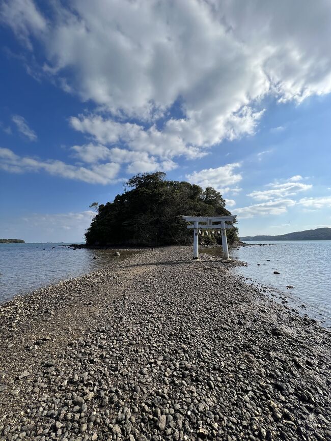壱岐島は、車だと２０～３０分で島を縦断できるぐらいの島ですが、水田地帯<br /><br />が広がり、海の幸にも恵まれ、とても穏やかな豊かな島という印象がしまし<br /><br />た。また、島には神社が１５０以上あり、神社密度が全国一だとか。<br /><br />そんな島は古来から、交易も盛んで、魏志倭人伝では一支国として記され、<br /><br />その王都である原の辻遺跡も発掘・復元されています。