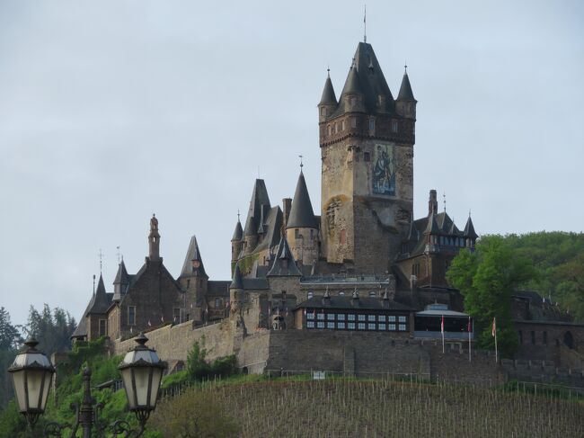 2023年5月11日(木）Mainz　マインツからCochem コッヘムへ10年ぶりのコッヘム足を運んだので、わくわくしました。表紙のフォトはReichsburg　ライヒスブルク城です。このお城は11世紀に建てられたようで、昔は関所としての役割も果たしていたそうです。一度破壊されたのちに復元されているようです。<br />今回はお城の中には入らず、お城の前まで行きました。<br />&lt;旅行日程＞<br />0426 羽田国際空港→Mainz<br />0427 Mainz→Metzingen(Wurtt) →Dettingen → Bad Urach→<br />　　　　Tubingen←▲NG DB遅延で行けず、Mainz　マインツに戻る<br />0428　Mainz→Ladenburg→Weinheim→Heppenheim ←▲NG DB遅延<br />0429　Mainz→Rudesheim(Rhein)→Alsheim<br />0430　Mainz→Munchen　移動<br />0501 Munchen →Starnberg→Tutzing→Murnau→Weilheim→Munchen<br />0502 Munchen →Gunzburg→Ulm→Giengen<br />0503　Munchen→ Freising<br />0504　Munchen →Hannover　移動<br />0505　Hannover →Lübeck→Hamburg<br />0506 Hannover →Bad Sooden-Allendorf　→Hann Münden→Witzenhausen Nord<br />0507 Hannover →Wernigerode→Quedlinburg→Goslar<br />0508　Hannover →Rinteln→Hameln→Hildesheim→Elze(Han)<br />0509　Hannover →Paderborn→Höxter→Holzminden<br />0510　Hannover →Mainz→Bachrach　移動<br />★0511　Mainz→Cochem→Koblenz<br />0512 Mainz→Bad Wimpfen→Heidelberg<br />0513　Mainz→Köln<br />0514　Mainz→Limburg→Idstein<br />0515　Mainz