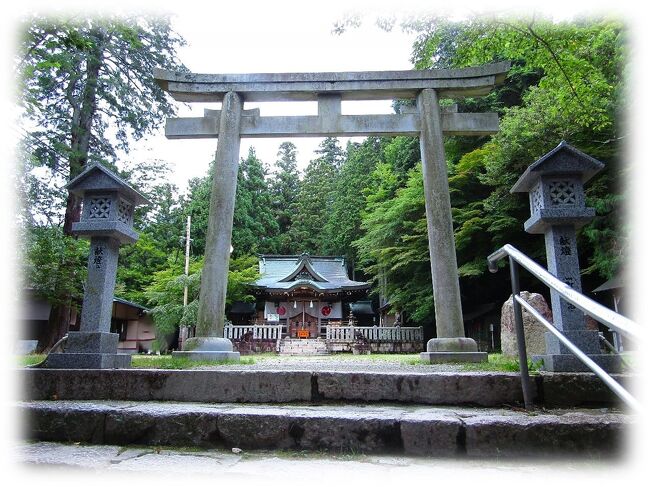 温泉寺境内から有馬温泉最後となる湯泉神社の鳥居をくぐり社殿に向かいます。<br />温泉寺境内から社殿までは石段を上り&#8203;徒歩4分程の位置になります。