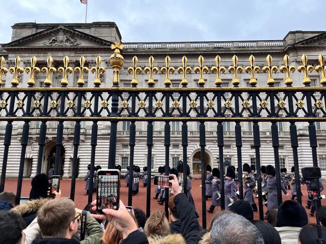 ヒースロー空港近くで一泊した後、ロンドン市内に移動して観光<br />1日目：ヒースロー泊<br />2日目：月曜日は衛兵交代式があるので10時半にバッキンガム宮殿、<br />　　　　ビッグベンやウエストミンスター寺院方面を散策して、途中で両替。<br />　　　　午後はキングスクロス駅、あとはショッピングなど<br />3日目：10時に大英博物館の予約<br />　　　　13:30にナショナルギャラリーの予約<br />4日目：Euston駅からWolverhanptonへ移動<br /><br />※ロンドン移動作戦<br />　ロンドンの物価はバカ高い。地下鉄も同様（バスは安い）。チケットの買い方にいくつか方法があって、いろいろ研究した結果、以下の方針とした。<br />　検討１：トラベルカード　1週間や1か月滞在なら検討の余地あり　却下<br />　検討２：クレカのタッチ決済　円換算して請求される　一部だけ利用<br />　検討３：オイスターカード　７ポンドのカード代　却下<br />　検討４：Jal　Global　Wallet　のマスターカードタッチ決済　これメイン<br /><br />Jal　Global　Walletには、4年前にチャージしたユーロとUSDが少しあったので、まずはUSDをポンドに両替しておいた（数千円だけど、地下鉄代くらいなんとかなる）。これが便利なのは、通貨間の両替が自在にできること。Ana　SonyBank　Walletも持っているが、こちらは円からしか両替できない。ただし、Jal　Global　Walletの両替レートは恐ろしく悪い（日本の大手銀行のCashレートに近い）<br />　作戦<br />　　1日目はバス1回だけ・・・Jal　Global　Walletを使う1.75ポンド<br />　　2日目、ゾーン６→ゾーン１の地下鉄移動　<br />　　　　　　オフピーク利用でクレカタッチ決済：3.6ポンド<br />　　　　　　その後は市内移動はバスのみとしJGWを使う　すると、<br />　　　　　　バスは5.75ポンドを上限としての乗り放題＝3.6＋5.75<br />　　　　　　多分、全部JGWを使ってしまうと、14.9ポンドになる？<br />　　　　　　本当かどうかわかりません・・・地下鉄・バス混在時の上限の<br />　　　　　　考え方がわからない・・・<br />　　3日目、バス移動のみとし、JGWを使用　上限5.75ポンド<br />　　4日目、バス1回だけなのでJGW　1.75ポンド<br /><br />両替<br />　ヒースローで両替するのは最低と言う話なので、Thomas　Exchangeで両替する。フランクフルトの話だが、9月にXのツイートで「2万円両替したら1万5千円分」というのがあった。ヒースローもこんなもんだろう。私の労働の1/4を持っていかれてたまるもんか。<br /><br />　貧乏なジイはこんなことを考えてる時が楽しい。