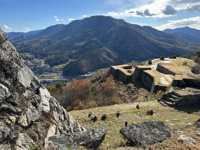 朝は、夢に見た雲海に煙る竹田城址に期待。道中山々は、雲海に見え隠れしており、大変期待をした。１０時に到着すると、太陽が昇り温かくなってきて、雲海は飛んでしまったようである。すべてに満点とはいかない。城址近くの道の駅に行き、バスは、駐車。そこで待っていたマイクロバスに乗り換え、城址入口へ行く。そこからは徒歩であるが、舗装はされているが、急な坂で、ステッキを突きながら、登った。昨日の姫路城とは異なり、階段ではないので、これはいけると思ったが、急坂で、最後尾になってしまった。見晴らしの良い高台に城址があり、まさに要塞と言える。写真スポット目指して、歩き回る。ガイドいわく、東洋のマチュピチュと言われるだけあり、景色は最高でした。下りも簡単なように見えたが、結構きつかった。道の駅で、小休止して、バスに乗り換え、出石へ向かう。食事会場である。但馬牛のすき焼きに、名物の皿そばである。大変おいしくいただきました。ソフトクリ－ムも、バニラと黒豆のミックスもあり、おいしかったです。但馬牛は、この地の産物で、全国の黒毛和牛の99％を超える種牛を産出しているとのこと。（９，７２４歩）