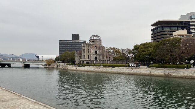 12月の初めに広島の平和記念公園を散策しました。広島の街の至る所に原爆遺構が残っていて、原爆投下でゼロになった地から、その苦しみを抱えながら復興してできた街なんだと改めて感じました。地元の方は、ぜひここまで発展してきた今の広島の姿を見てほしいとおっしゃっていました。<br />12月で修学旅行もオフシーズンかと思いきや、たくさんの学校が来ていました。平和記念資料館も多くの人がいて展示の前には人が連なっていましたが、それでも今日は空いているということでした。