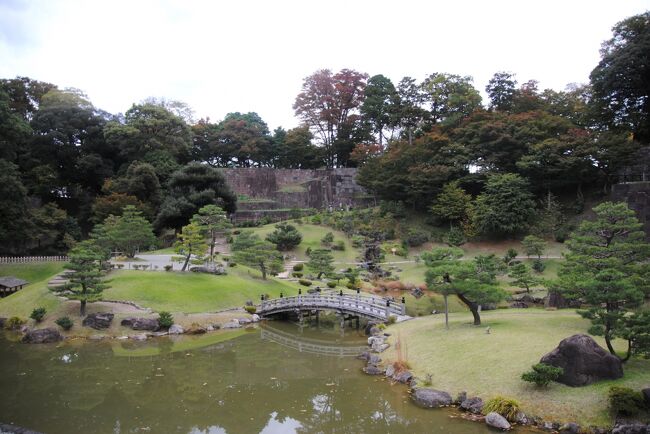 この日は朝から兼六園をぐるりと散策し、兼六園前のお茶屋さんでランチを済ませ、金沢城にやってきました。<br />家内が言うには以前はお城に入れなかったようです。<br /><br />明治からは旧日本陸軍の所有になって歩兵連来が配備されていましたが、戦後は１９９５年まで金沢大学のキャンパスだったのですね。<br />その後、様々な復元工事が行われ、今に至っています。<br />テレビで元プロレスラーの馳石川県知事が金沢城の復元について熱く語っていたのを思い出しました。<br /><br />元々は、加賀一向一揆で加賀の支配権を得た本願寺の拠点であったお寺でした。<br />柴田勝家がそこを攻略し、勝家の甥である佐久間盛政が金沢城と命名し、城主となります。<br />秀吉と勝家の戦となった賤ヶ岳の戦いで秀吉が勝利すると、前田利家が城主となります。<br />それから江戸時代を迎え、前田百万石のお城になるんですね。<br /><br />金沢城には石川門・三十間長屋・鶴丸倉庫の重要文化財があります。<br />それ以外はすべて平成～令和に復元された建物、施設です。<br />発掘調査から復元まで、大変だったろうな～<br />石川県！素晴らしい！！<br /><br />尾山神社に寄ってから近江町市場に行ったら、様々なお店が閉店し始めていました。<br />その代わりディスカウントが始まっている時間。<br />いろいろ買ってホテルに戻って部屋呑みにしました。