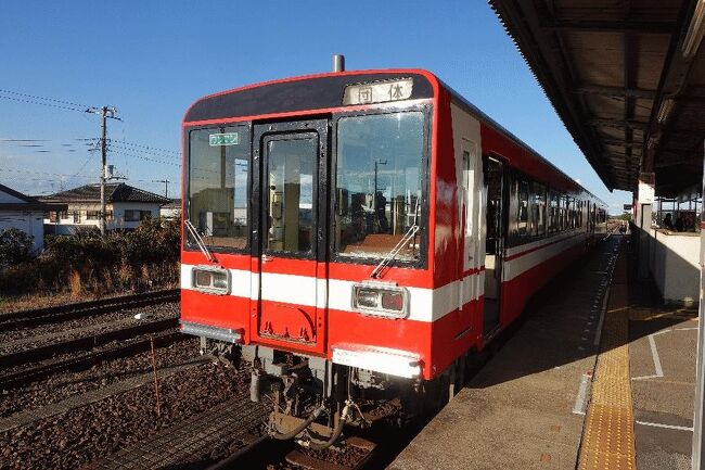 ■はじめに<br />　今回は、茨城県内での2つの観光列車である。<br />　予約順で紹介すると、まずは12月2日に運行される鹿島臨海鉄道の「大洗ほろ酔い列車」である。鹿島臨海鉄道でも時折観光列車を走らせており、今年の3月にも「キッチントレイン」が運行されたりしていたため、その動向は注視していた。そして大洗観光協会が主催するこの列車の情報を突き止めたため、予約した次第である。少し悩んだのが、実はこの日の夜遅くに欧州への出張に出発することになっていたのだが、観光列車に乗車してもいったん家に帰ることができる余裕があるため、申し込むことにした。弁当に一品料理、地酒が3本付いて7,900円也。<br />　続いては、11月23日に運行されるJR東日本水戸支社企画の列車であり、正式名称は「E501 SAKIGAKE －水戸線地酒列車－」である。水戸線地酒列車自体は過去にも運行されたことがあるが（これで3回目）、今回は「E501 SAKIGAKE」という文言が追加されている。E501というのは車両の形式であり、観光用に改造（机の設置など）が行われて、そして今回の観光列車がデビューの日であるという。<br />　この列車については、前回「復興 浜通り酒巡り号」に乗るためにいわきに向かっている際に、車内でPC検索をしていてその存在を発見して、そして予約したものである。酒巡り号と似たようなコンセプトであるため少し悩んだが、大洗ほろ酔い列車だけでは旅行記としてのネタ不足になるかもしれぬと思い、また同じ茨城県ということで、申し込むことにした。地酒が小さいカップで7種類とおつまみ、その他土産が付いて5,500円也。<br /><br />＠大洗駅にて<br /><br />【大人鐡1】長良川鉄道「ながら」編<br />https://4travel.jp/travelogue/11569165<br />【大人鐡2】しなの鉄道「ろくもん」・JR東日本「HIGH RAIL 1375」編<br />https://4travel.jp/travelogue/11577646<br />【大人鐡3】肥薩おれんじ鉄道「おれんじ食堂」編<br />https://4travel.jp/travelogue/11590943<br />【大人鐡4】JR四国「四国まんなか千年ものがたり」編<br />https://4travel.jp/travelogue/11596568<br />【大人鐡5】西日本鉄道「THE RAIL KITCHEN CHIKUGO」編<br />https://4travel.jp/travelogue/11605667<br />【大人鐡6】あいの風とやま鉄道「一万三千尺物語」編<br />https://4travel.jp/travelogue/11631584<br />【大人鐡7】えちごトキめき鉄道「えちごトキめきリゾート雪月花」編<br />https://4travel.jp/travelogue/11633913<br />【大人鐡8】京都丹後鉄道「丹後くろまつ号」<br />https://4travel.jp/travelogue/11636560<br />【大人鐡9】長野電鉄「北信濃ワインバレー列車」・しなの鉄道「軽井沢リゾート号」編<br />https://4travel.jp/travelogue/11637678<br />【大人鐡10】平成筑豊鉄道「ことこと列車」・JR西日本「○○のはなし」編<br />https://4travel.jp/travelogue/11639573<br />【大人鐡11】道南いさりび鉄道「ながまれ海峡号」編<br />https://4travel.jp/travelogue/11644560<br />【大人鐡12】JR四国「時代の夜明けのものがたり」「伊予灘ものがたり」編<br />https://4travel.jp/travelogue/11648072<br />【大人鐡13】いすみ鉄道「いすみ酒BAR列車」・JR東日本「TOMOKU EMOTION」編<br />https://4travel.jp/travelogue/11654589<br />【大人鐡14】のと鉄道「のと里山里海号」・JR西日本「花嫁のれん」「べるもんた」編<br />https://4travel.jp/travelogue/11657702<br />【大人鐡15】西武鉄道「旅するレストラン 52席の至福」編<br />https://4travel.jp/travelogue/11659629<br />【大人鐡16】JR東日本「ゆざわShu＊Kura」「フルーティアふくしま」編<br />https://4travel.jp/travelogue/11662714<br />【大人鐡17】島原鉄道「しまてつカフェトレイン」編<br />https://4travel.jp/travelogue/11664149<br />【大人鐡18】明知鉄道「食堂車（じねんじょ列車）」編<br />https://4travel.jp/travelogue/11672268<br />【大人鐡19】JR東日本「海里」編<br />https://4travel.jp/travelogue/11674361<br />【大人鐡20】しなの鉄道「姨捨ナイトクルーズ（姨捨夜景と利き酒プラン）」編<br />https://4travel.jp/travelogue/11676486<br />【大人鐡21】樽見鉄道「しし鍋列車」編<br />https://4travel.jp/travelogue/11677092<br />【大人鐡22】JR東日本「おいこっと」編<br />https://4travel.jp/travelogue/11683237<br />【大人鐡23】近畿日本鉄道「青の交響曲（シンフォニー）」「しまかぜ」編<br />https://4travel.jp/travelogue/11690688<br />【大人鐡24】JR九州「36ぷらす3」編<br />https://4travel.jp/travelogue/11692905<br />【大人鐡25】JR九州「或る列車」編<br />https://4travel.jp/travelogue/11697401<br />【大人鐡26】JR西日本「WEST EXPRESS銀河」「あめつち」編<br />https://4travel.jp/travelogue/11699568<br />【大人鐡27】関東鉄道「ビール列車」編（おまけで「急行夜空」号も）<br />https://4travel.jp/travelogue/11718331<br />【大人鐡28】三陸鉄道「プレミアムランチ列車」・JR西日本「うみやまむすび」編<br />https://4travel.jp/travelogue/11720925<br />【大人鐡29】秋田内陸縦貫鉄道「山のごちそう列車」編<br />https://4travel.jp/travelogue/11722651<br />【大人鐡30】えちごトキめき鉄道「バル急行」編<br />https://4travel.jp/travelogue/11725655<br />【大人鐡31】山形鉄道「プレミアムワイン列車」・長野電鉄「ワイントレイン」編<br />https://4travel.jp/travelogue/11735815<br />【大人鐡32】伊豆急行「ROYAL EXPRESS」・富士急行「富士山ビュー特急」<br />https://4travel.jp/travelogue/11736748<br />【大人鐡33】長良川鉄道「ごっつぉ～　こたつ列車」編<br />https://4travel.jp/travelogue/11740025/<br />【大人鐡34】錦川鉄道「利き酒列車」編<br />https://4travel.jp/travelogue/11745267<br />【大人鐡35】JR東日本「なごみ（和）」編<br />https://4travel.jp/travelogue/11747896<br />【大人鐡36】JR西日本「etSETOra」「La Malle de Bois」編（おまけで明知鉄道も）<br />https://4travel.jp/travelogue/11757929<br />【大人鐡37】JR東日本「越乃Shu＊Kura」「海里」編（いずれも2回目）<br />https://4travel.jp/travelogue/11762101<br />【大人鐡38】JR西日本「SAKU美SAKU楽」編<br />https://4travel.jp/travelogue/11767481<br />【大人鐡39】小湊鉄道「夜トロビール列車（夜トロジビエ列車）」編<br />https://4travel.jp/travelogue/11770970<br />【大人鐡40】えちごトキめき鉄道「乾杯!! 納涼急行」編（おまけで関東鉄道「ビール列車」も）<br />https://4travel.jp/travelogue/11772503<br />【大人鐡41】JR東日本「やまがた秋のワイン号」編（＋祝・只見線復活）<br />https://4travel.jp/travelogue/11784064/<br />【大人鐡42】JR九州「ふたつ星4047」編（＋祝・西九州新幹線開業）<br />https://4travel.jp/travelogue/11786703<br />【大人鐡43】三陸鉄道「こたつ列車」編<br />https://4travel.jp/travelogue/11805977<br />【大人鐡44】近江鉄道「近江の地酒電車」・大阪モノレール「夜景と楽しむ日本酒列車」編<br />https://4travel.jp/travelogue/11809474<br />【大人鐡45】養老鉄道「枡酒列車」編<br />https://4travel.jp/travelogue/11810750<br />【大人鐡46】JR東日本「日本酒を楽しむSake列車」「角打ち列車」編<br />https://4travel.jp/travelogue/11813430<br />【大人鐡47】伊賀鉄道「利き酒とれいん」編<br />https://4travel.jp/travelogue/11817500<br />【大人鐡48】JR四国「藍よしのがわトロッコ」・小田急電鉄「VSEかながわの地酒」編<br />https://4travel.jp/travelogue/11821861<br />【大人鐡49】JR北海道「花たび そうや」編<br />https://4travel.jp/travelogue/11831367<br />【大人鐡50】JR東日本「リゾートしらかみ」編<br />https://4travel.jp/travelogue/11837224<br />【大人鐡51】JR東日本「カシオペア」編<br />https://4travel.jp/travelogue/11841002/<br />【大人鐡52】由利高原鉄道「納涼ビール列車」・京阪電鉄「ビールde電車」編<br />https://4travel.jp/travelogue/11843494<br />【大人鐡53】天竜浜名湖鉄道「天浜線ビール列車」・長野電鉄「ながでんビアトレイン」編<br />https://4travel.jp/travelogue/11848041<br />【大人鐡54】伊豆箱根鉄道「反射炉ビアガー電車」編（＋祝・開業「宇都宮ライトレール」）<br />https://4travel.jp/travelogue/11851112<br />【大人鐡55】北総鉄道「ほくそうビール列車」編<br />https://4travel.jp/travelogue/11856878<br />【大人鐡56】JR東日本「復興 浜通り酒巡り号」編（おまけで信越本線のSL）<br />https://4travel.jp/travelogue/11864470