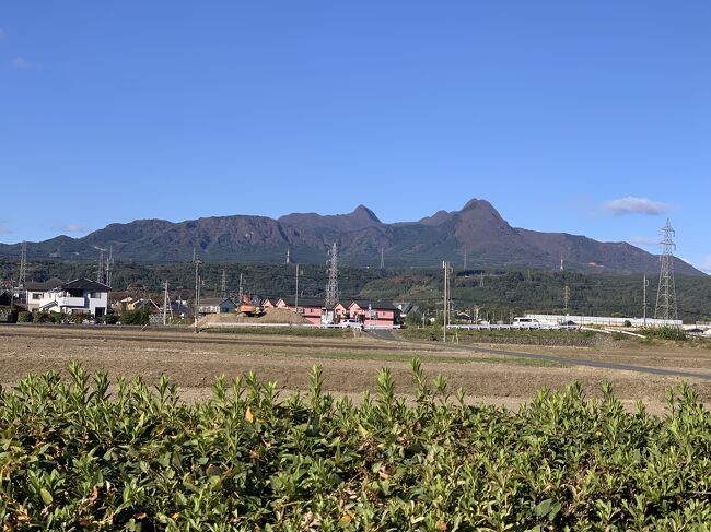 仕事が休みになったので&#12316;ふらりと群馬一人旅。一人ドライブ旅です。前から行ってみたかった上毛三山巡り。妙義山は行ったことがあるので、今回は妙義には行かずに赤城神社・榛名神社を参拝。1泊目は渋川天然温泉。ホテルはビジネスタイプだけど隣にスーパー銭湯。これがすごい！赤城山を眺めながらの露天風呂サイコー。榛名山で関東平野の絶景に感動。そして榛名神社へ。ここのパワーはすごいぞ！行ってよかった！伊香保で少し散策して、2泊目は四万温泉へ。小さな旅館に泊まりました。近くには「千と千尋」の湯屋のモデルとなったと言われる積善館！いい雰囲気してました。朝昼夜と積善館を眺め、四万ブルーが美しい奥四万湖へ。山の上庭園や八ッ場ダムにより、帰路に着きました。<br />