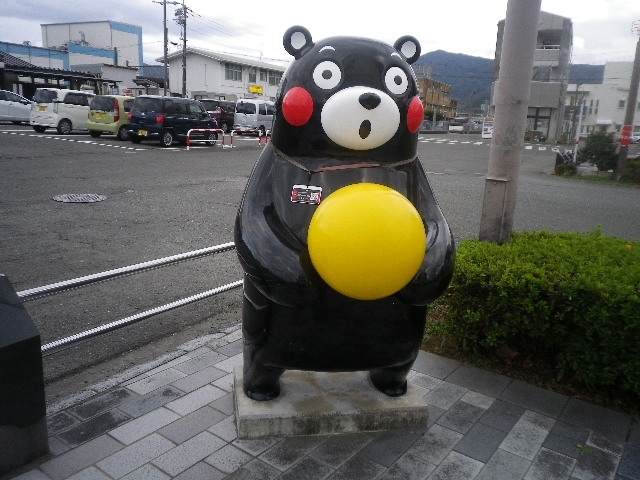 　旅行の最終日だ。朝食はバイキング形式だった。種類が少なく牛乳、ヨーグルト、果物、サラダ、パンなど食べた。８時ごろ部屋に戻りホテル界隈を散歩した。日本製紙の工場から煙が出ている。ベスト電器、リンガーハット、丸亀うどんなどの店があった。市役所方面に向かったが遠くて断念した。ホテルに自転車の無料貸し出しがあったが利用しなかった。１１時ごろチャックアウトした。荷物を預けてベスト電器まで行った。途中鶴屋で買い物をしたので時間を要した。ベスト電器で衣類スチーマーを買った。昼食を丸亀うどんで食べた。ホテルにもどりタクシーを呼んでもらった。八代駅まで行った。世界一大きな果樹「晩白柚 ばんぺいゆ」ギネスにも認定された世界一の重量級の柑橘である晩白柚は熊本県八代地方で生産され、八代地方の特産品だ。影木前に晩白柚を抱いたくまもんがやはりいた。オレンジ鉄道の方から新八代行きは出ていた。新八代にも花火玉を抱いたくまもんがいた。全国の有名花火師30業者がその技を競う八代市の花火競技大会は有名だ。競技花火やミュージック花火などの余興花火などが堪能できる。調べてみたら『花火玉の中には星と呼ばれる火や煙を出しながら燃える火薬の粒と割薬と呼ばれる星を飛ばすための火薬の粒が詰められている。 花火玉が上空で開いた時中に詰めた星は花火の輪になる。 星が二重に詰められていると二重の輪、三重に詰められていると三重の輪の花火になる』新幹線に乗り３０分後乗り換えた。特急なので揺れた。再度新幹線に乗り換えたl。二回乗り換えで落ち着かない。終着駅に着いた。駅はどこもイルミネーションで飾ってある。夕食をとるため５階まで行き疲れているので牛肉にした。<br /><br /><br /><br />