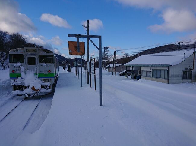  年末にメールを確認していたところＡＮＡからマイルの期限が近づいている旨の連絡が来ていることに気づきました。さっそく確認すると沖縄を除く国内なら２人分のマイル残高があることが確認できました。マイルの期限と休める日など条件が整うのが、１月７日から出発する新千歳へ向かう便のみであり、急遽北海道旅行に行くことになってしまいました。<br /> わずか10日後の出発であり急いでホテルの予約と青春18きっぷを用意しました。事前の予報では北海道地方は雨または雪となっていましたが、移動中は幸いにも好天が続いて旅行を楽しむことができました。が、最後の最後に落とし穴が・・・・<br /> 4日目その１は最終日（のつもり）で、新得駅から運休中の根室本線の代行バスに乗車し、滝川経由で新千歳空港へ向かいます。