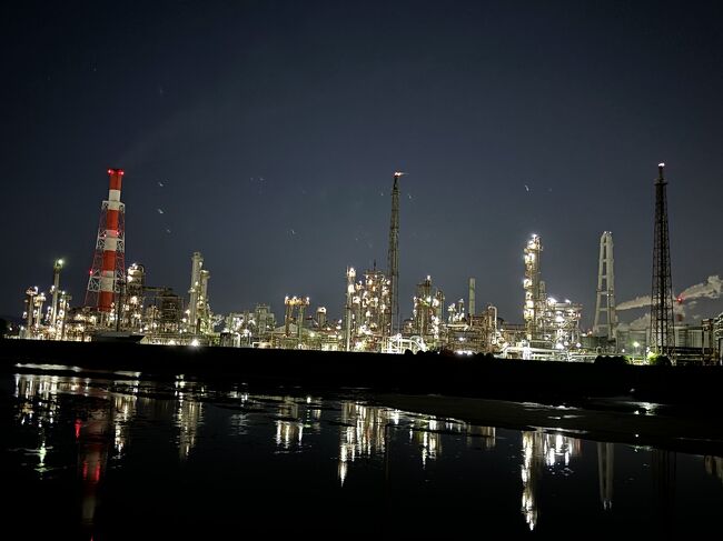 四日市駅付近に泊まったのは、工場の夜景を見たかったから。<br />はじめは「四日市ポートビル うみてらす14」まで行くつもりだったけど、電車で移動しなきゃ行けないし、見下ろすより近くで工場を見てみたいと思って、国道23号線・大正橋前の川沿いからの見学に変更。<br />一部プラントの稼働停止と解体のため以前ほど豪華な照明が点灯しなくなったと聞いていましたが、それでも「すご～い！」・「かっこいい！」と言い続けてました。<br /><br />・・・・・・・<br /><br />大正橋へのルートをネットで調べている時、コロナで中断されていた夜景クルーズが再開していることを知りました。週末や特定日に運航されているようです。<br />やっぱり急きょ出かけるよりは、プランを練って日時を決めた方がいいかな。思い付きの旅で良いこともあるけれど、日程が合わなければ見られないものもあるし。<br />と、学んだ旅でもありました（毎回、準備は大事と言ってるような・・・）。<br /><br />