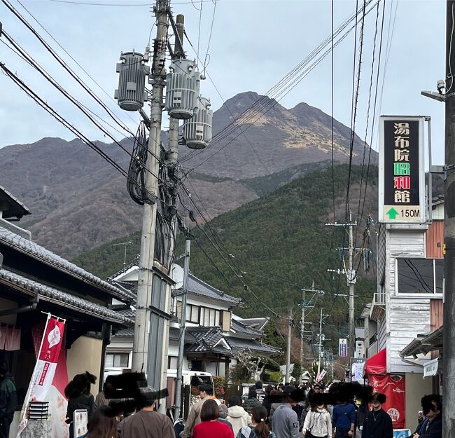 　2023年12月7日(木)から12日(火)恒例の福岡旅をし、友達や、従妹と、食事やお茶、おしゃべりを楽しんで来ました。また、冬の名物イルミネーションを見たり、大分への日帰りバス旅行に二本参加して、温泉や食事も楽しんで来ました。その旅行記です。①②③・・は旅行記の番号です。⑲までありますので、宜しければ興味のある所だけでもご覧ください。主な行程は以下の通りです。<br />12月7日（木）旅行1日目　①自宅・・自宅最寄りのバス停＝成田空港第三ターミナル10:05発ジェットスターGK507便②12:25福岡空港着ー博多駅ーJR小倉駅　買い物　③アーバンホテルかじまち3連泊<br />8日（金）2日目 　ホテル・・④買い物・・友達とランチ（於：おんどる）＝⑤TOTOミュージアム＝友達とお茶（於：Mooon）＝ホテル・・従妹とディナー（於：ガスト）・・ホテル<br />9日（土）3日目　ホテル・・⑥第一観光日帰りバスツアー　小倉駅＝基山＝⑦買い物（道の駅ゆふいん）＝⑧ランチ（ゆふいん八遇来）＝⑨買い物と散歩（於：湯布院・湯の坪街道）＝⑩宇奈岐日女神社＝小倉駅・・ホテル<br />10日（日）4日目　ホテル・・⑪小倉駅＝博多駅ー⑫天神　ランチ（於：しんぱち食堂）・・猫展鑑賞（於：三越）買い物・散歩（於：福岡市観光案内所、三越、岩田屋）・・クリスマスマーケット（於：市役所前広場）＝⑬買い物（於：祇園もちきち）＝博多駅・・ホテル・・⑭イルミネーション（於：博多駅）夕食（於：うちのたまご）買い物（於：阪急、ステーションフード、マイング）・・東洋ホテル2連泊<br />11日（月）5日目　ホテル・・第一観光日帰りバスツアー⑮　博多駅＝買い物（於：日田元気の駅）＝⑯ランチとお風呂（於：日田天領水の宿）＝⑰見学と買い物（於：原次郎左衛門）＝⑱買い物と見学（於：薫長酒造資料館）＝博多駅・・ホテル<br />12日（火）6日目　ホテル・・⑲買い物（於：博多の石畳）博多駅＝福岡空港　見学、買い物とランチ（於：展望デッキ、因幡うどん）ジェットスターGK508　13：05発　成田空港15：30着　リムジンバスにて自宅最寄りのバス停・・自宅