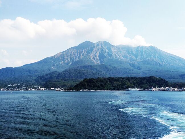 2023年11月16日(木)晴れ 朝6時30分マリンポートかごしまに着岸、今日は観光バスごと桜島フェリーに渡って有村溶岩展望所へ、そして鹿児島に戻って天文館を歩きます。<br /> 17日(金)韓国釜山へ。ここでは冬柏島と海雲台ビーチ、そしてTHE BAY 101 にて夜景観賞。<br /> 18日(土)の博多、19日(日)金沢、両港とも荒天による入港禁止で上陸できず、20日(月)15時函館入港迄3日連続の船内クルーズになります。函館港着岸後、持参はしてきましたがなお必要な薬などを求めるため私のみ下船します。<br /> 表紙は、噴煙を上げるフェリーからの標高1,117mの桜島御岳です。<br />
