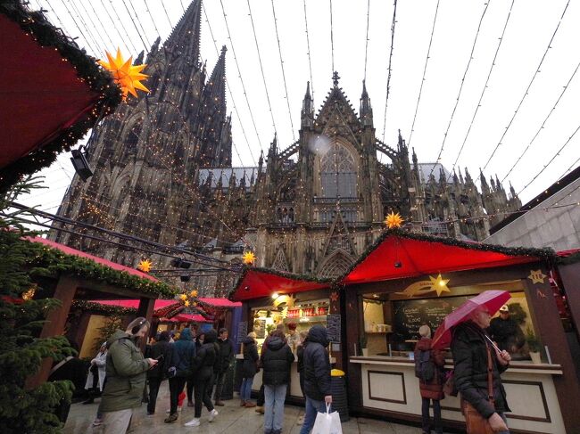 ※写真は、ケルン大聖堂付近のクリスマスマーケット<br /><br />2023年の夫婦旅の締めくくりは、ドイツクリスマスマーケット巡りです。<br /><br />夫婦で訪れる5回目で5年ぶりのドイツです。<br />12月には各都市の広場付近ではヨーロッパの各都市で、クリスマスマーケットが開かれ賑やかになります。<br />因みに、クリスマスマーケットはドイツ発祥ともいわれています。<br /><br />今回も、トラピックス<br />集合時刻は20時半ごろ、仕事を15時で早退、自宅着16時、入浴をしてJR駅に、200メートほど歩いて、忘れたスマホを取りに戻ります。（ボケてきた!）<br /><br />今日の昼頃、トラピックスから電話がありました。<br />「いま、いいですか？」<br />「１分くらいなら」<br />会話の概要<br />・ミュンヘン空港が大雪のため、ルフトハンザのミュンヘン行きが欠航（ギョギョギョ！：さかなクンのパクリ）<br />・急遽、フィンエアーに変更<br />・関空からヘルシンキ・ヴァンター国際空港そしてフランクフルト空港へ<br />・集合時刻は20時50分ごろ、現地問着は当初より20分遅延<br /><br />奥様にラインで連絡して、午後から業務（心ここにあらず）<br /><br />ヘルシンキでトランジットの際、ゲートにQRコードかざしてからコートを持っていないことに気付き、フードコートに取りに戻り再入場（ボケてきた!!）<br /><br />また、今回のサブミッションは買い物です。<br />１，ローテンブルグのティディベアのショップでシュタイフのクマ<br />２，フランクフルトのリモワショップでスーツケース<br />このため、２のショップが閉店にならない曜日のツアーを調査<br /><br /><br />以下、クリスマスマーケット巡りの旅程です。<br /><br />1から2日目<br />移動、ケルン、フランクフルト<br />3日目<br />シュトットガルト、エスリンゲン<br />4日目<br />ニュルンベルグ、ローテンブルグ<br />5から6日目<br />自由行動（オプションでハイデルベルグ）<br />午後3時ホテル出発、移動<br /><br /><br />