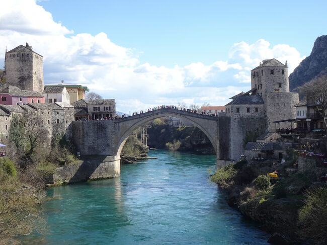 ＊自分の旅行の記録として書いていますが、インターネットでいろいろ調べていますので、読んでいただいた方のお役に立つところがあれば幸いです。<br /><br />■参考ガイドブック<br />地球の歩き方　中欧　2019-20<br />Bradt Bosnia and Herzegovina<br /><br />■フライト<br />以前から行きたかったボスニア・ヘルツェゴビナ。３月祝日前後に休暇を取り、なんとか行けないかと模索していたところ、以下の航空券を発見。少し休みが長くなり、3月に来年度の準備ができないので、４月に入ったら仕事が大変そうですが、思い立ったが吉日ということで。<br /><br />3/15 NH086 NGO-HND 0720-0825, NH223 HND-FRA 1040-1730<br />3/16 LH1544 FRA-SJJ 0745-0925<br />---------------------------------------------<br />3/26 TG901 IST-BKK 1630-0535(+1day)<br />3/27 NH806 BKK-NRT 0710-1505<br />3/27 NH493 NRT-NGO 1655-1810<br /><br />■旅程<br />ヨーロッパで行ったことがない場所で行きたいところを書き出してみると、以下のようなかんじです。<br />・モスタル、サラエボ　←今回の最大の目的地<br />・オフリド<br />・ブダペスト<br />・スピシュ城　←冬季（４月まで）は閉鎖<br />・ヴィエリチカ岩塩杭、クラクフ<br />・ベルギーの小便小僧　←世界3大ガッカリ制覇<br />・ジブラルタル<br /><br />ボスニアのあとはブダペスト、スピシュ城に行きたかったのですが、スピシュ城は冬季は閉鎖。ということで今回はかなり弾丸ですが、オフリドを含めてなじみのない旧ユーゴ圏を周れないか検討を進めてみました。<br /><br />現地ツアーを探してみると、旧ユーゴ圏ではあまり公共交通機関が発達していないせいか、片道ツアーが結構あり、以下を利用するとうまく旧ユーゴ圏5か国を周りながらサラエボからオフリドを通ってティラナまで行けることがわかりました。<br />・サラエボからベオグラードへの片道ツアー（途中の見どころに寄ってくれる、冬場は観光できないところもある模様）<br />・スコピエからコソボの日帰りツアー<br />・スコピエからオフリドを通ってティラナまでの片道ツアー<br /><br />地球の歩き方を読んでいると、セルビアにはどうも興味がわかず、ずっと鎖国を続けていたというマケドニアに興味がわいてきました。<br />ということで、全体としては以下の旅程。ティラナを観光する時間が取れなかったのが残念。<br /><br />3/15：フランクフルト到着【フランクフルト泊】<br />3/16：サラエボ到着、サラエボ観光【サラエボ泊】<br />3/17：モスタルの日帰りツアー<br />3/18：ボスニア中部の日帰りツアー<br />3/19：サラエボからベオグラードへの片道ツアー【ベオグラード泊】<br />3/20：朝に少しベオグラード観光、<br />　　　JU162 1325-1435にてスコピエへ【スコピエ泊】<br />3/21：スコピエ観光【スコピエ泊】<br />3/22：コソボ一日ツアー【スコピエ泊】<br />3/23：スコピエからオフリドを通ってティラナまでの片道ツアー【ティラナ泊】<br />3/24：アルバニア２日間ツアー【ジロカストラ泊】<br />3/25：アルバニア２日間ツアー【ティラナ泊】<br />3/26：TK9248 TIA-IST 0725-1105でイスタンブールへ。<br />　　　その後特典で入手した航空券で日本へ。<br /><br />■ビザ<br />国によりビザなしの滞在可能期間が違うようですが、普通に観光する程度であれば不要。<br /><br />■お金<br />結構困ったのがここです。ドイツ、コソヴォはユーロですが、その他の国は独自の通貨を使用しています。クレジットカードが広く使えるはずとは思っていますが、旧市街などでは少額の現金は必要。<br />ボスニアと北マケドニアは結構長く滞在する上に空港を使うため、確実にATM、両替が使えそうですが、その他は陸路になりますのでATM、両替の事情がいまいち把握できません。しかしおそらく国境では両替できるだろうということで、少額紙幣のユーロを多めに準備していくことにしました。ATMに頼る手もありましたが、ATMは結構まとまったお金しかおろせない場合もあるので。（結論から言うと、街中には両替、ＡTMともにたくさんありました。逆に国境に両替所はありませんでした。）<br />ツアーの代金はオンラインで支払った場合はユーロ請求、現地支払いのツアーもユーロ支払い可のため、ユーロでがあればなんとかなるのではという思いもありました。<br />ただし現金で買い物をする際、大きなお金を出すと嫌がられます。ユーロの小額紙幣をたくさん持って行くのが良し。特にボスニアは徹底的に嫌がられ200KMは使えなかったので(もちろん大きな買い物をすれば使えるはずですが、そんな買い物はしないので。。。)、一度ユーロに戻し、少額のユーロを両替しながら使いました。<br /><br />出発の少し前に調べたレートを記録しておきます。地球の歩き方に比べ、３割程度は円安になっている印象です。それにしてもここまで通貨が違うとややこしい。<br /><br />コソボ：1ユーロ=160.7円<br />ボスニア：1KM=82.2円<br />セルビア：1DIN=1.37円<br />北マケドニア：1DEN=2.61円<br />アルバニア：1LEK=1.55円<br /><br />■物価など<br />マクドナルドとスタバはセルビアのみ、バーガーキングはボスニアを除く国(繁華街に近づいていないため、気付いていないだけかもしれません)、ケンタッキーは全ての国で見かけました。<br />数年前まではボスニアにもマクドナルドがあったようですが、なくなったと聞きました。ホテルもそうですが、世界的なチェーン店は少なく、物価の比較は難しいですが、自分が買い物した範囲内で参考まで。<br />物価高と円安で、結構物価は高く感じました。<br /><br />1. ボスニア・ヘルツェゴビナ<br />水1.5Ｌ：1-2KMくらい<br />500mlジュース：1KMくらい<br />食事パン：0.3-1KMくらい（大きさなどによるので難しい）<br />チェヴァプチチ：10個入りで10ＫＭくらい<br />トルココーヒー：3-5KM<br /><br />2. セルビア<br />滞在時間が短く、近所のスーパーで買い物したのみなので、一般論は不明<br />水1.5Ｌ：68DIN<br />スタバのカプチーノ(SHORT)：250DIN<br /><br />3. 北マケドニア<br />水500ml：20-30DEN<br />水1.5Ｌ：20-40DEN<br />コーラとか500mlジュース：50DENくらい<br />旧市街で飲んだチャイ：50DENくらい<br />旧市街で飲んだトルココーヒー：50DENより少し高いくらい（チャイより少し高い）<br />バーガーキングのワッパー：430DEN<br /><br />4. コソボ<br />日帰りツアーのため、情報と言えるほどのものなし。<br /><br />5. アルバニア<br />国内にまともな産業がなく、輸入に頼っているのか、（あくまでも個人的な感覚ですが）物価が最も高いと感じた。<br />水500ml：35-50LEK<br />水1.5Ｌ：50-100LEK<br />ペットボトルのジュース：100LEKくらい<br />バーガーキングのワッパー：550LEK<br /><br />■気候<br />この時期のヨーロッパなので、結構ヒートテックのような暖かいシャツやタイツ、手袋、マフラーなどの防寒着を持って行きました。<br />サラエボ、スコピエなどの内陸部は朝晩は冷えますが、昼間は日本より暖かいくらいでした。また、モスタルやアルバニアなどアドリア海に近い場所は地中海性気候で、天気も良く昼間は暑いくらいでした。結局手袋や帽子などは使いませんでした。<br /><br />■準備したもの<br />ヨーロッパですので、特に準備したものはありませんが、すでに出てきたものも含めて以下の通り。<br />・少額のユーロ紙幣：5、10、20ユーロをたくさん準備。<br />・防寒着：結論から言うとそれほど使わなかった。<br />・ホッカイロ：もちろん使わず。<br />・雨具：特にボスニアは山が多く気候が安定しないので、あったほうが良し。<br />・歯ブラシ：ホテルに使い捨て歯ブラシがあるホテルはなかった。その他、ホテルでいうと、無料のペットボトルの水が置いてあるのが何となく我々の常識ですが、この地域では冷蔵庫はミニバーになっていて、水も有料。スーパーなどで準備したほうがはるかに安上がりです。また、部屋に湯沸かし器はあるものの、チャイやトルココーヒーが当たり前なのか、ティーパックやインスタントコーヒーは置いていないホテルも結構あり。<br /><br />■チップ<br />ヨーロッパですが、あまりチップの習慣はないもよう。もらって当たり前という感じはなく、あげると普通に喜んでいました。旅先ではヘマをして助けてもらうことも多々ありますので、チップはケチらず渡す派です。<br /><br />■感想（あくまで今回訪問した際の個人的なもの）<br />1. ボスニア・ヘルツェゴビナ<br />なぜか平地で、工業国を想像していましたが、国土の大半は山で、国土のほとんどは森林におおわれています。また、ユーゴスラビアからの独立後も内戦が続き復興が遅れ、産業というと林業（木製品、家具とか）、鉱業くらいしかなく、自然が売りの国でした。ネレトヴァ川、ドリナ川の美しさ、車窓の雄大な山岳風景は感動ものでした。<br />気候は北部ボスニアの内陸性気候と、南部ヘルツェゴビナの地中海性気候で大きく異なりますが、海岸線は20kmくらいしかありませんので、山岳リゾートを楽しむ国のようで、冬はスキーが盛んなようです。<br />しかし国土が山がちなおかげで、遺跡などは破壊されずに残っているようで、遺跡の見どころもたくさんあります。また何と言っても、ヨーロッパなのにモスクの立ち並ぶ景色や旧市街のトルコ色の強さとともに、すぐ近くにはセルビア系の東方正教の教会が立っていたりと、不思議な光景が広がっていました。<br />モスタルもいいが、ブラガイの水のきれいさ、ポチテリの美しさもよかったです。<br />また、ドイツなどの影響が強いのか時間などもきちんと守ってくれ、ガイドさんも親切でいい人でした。<br /><br />2. セルビア<br />ガイドブックを読む限り、東方正教の教会、いわゆるヨーロッパ風の街並みしか見どころがないかんじでしたので、今回は観光から外しました。また、民族浄化など、あまりいいイメージもなかった。<br />少し観光しただけですが、他の国に比べると圧倒的に都会で、それほど面白味はなかった。時間があればニコラ・テスラ博物館には行ってみたかった。<br /><br />3. コソボ<br />一日ツアーだけですが、セルビアとは違い、モスクの立ち並ぶ風景の国でした（人口に９割はアルバニア人で、イスラム教）。しかし中にはセルビア人の町などもあり、この地域の民族問題の難しさをあらためて認識しました。もともとはセルビアの一部だったからか、思っていたよりずっと都会でした。ヨーロッパの最も新しい国だけあり、少し郊外に出るとクレーンが立ち並び建設ラッシュという感じでした。<br />首都のプリシゥティーナは普通の都市でしたが、プリズレンは旧市街が美しく、おすすめです。<br /><br />4. 北マケドニア<br />ボスニア同様、旧市街はトルコ色の強い風景が広がっています。しかし、新市街は社会主義時代に建てられた建築や像などが雑然と立ち並び、いわゆる社会主義的な雰囲気でした。ボスニアに比べて町は栄えており、物価も適度で、過ごしやすかった。<br />オフリド湖は水が透き通るようにきれいで、旧市街もきちんと保存されており、歩いていて楽しい街だった。ガイドさんが楽しくていい方だったのも大きいが、少し押しつけがましいところもあり（ガイドあるあるですね）。今の時期なので観光客も少なく、ゆっくり観光できたが、夏は歩けなくなるくらいのすごい観光客になるらしい。<br />また、アレクサンダー大王で有名なマケドニアは、ギリシャ人がテッサロニキ付近に建国した国で、現在の北マケドニアとは全くの別物。現在の北マケドニアのあたりに、マケドニア出身の人(ギリシャ人)を王とする国ができたことからマケドニア人という概念が生まれ、現在に至る模様。<br />また、ボスニア同様、ドイツなどの影響が強いのか時間などもきちんと守ってくれ、ガイドさんも真面目で親切でいい人でした。<br /><br />5. アルバニア<br />戦後はソ連、ユーゴとも関係を悪化させるとともに、最終的には中国とも関係を悪化させ、1990年ころまで鎖国政策をとってきた国。長く閉ざされてきた国ではあったが、320ｋｍに及ぶ海岸線をもち、今は夏は海水浴客で混雑する模様。<br />しかし国土の75％は山で、鎖国政策のおかげで産業も発達しておらず、小規模農家の農業、繊維、クロム鉱業などしかない。開放路線を取ったと言えど、貧富の差は大きく、基本的にはヨーロッパ最貧国。<br />イタリアの保護国となっていた時期があるせいか、イタリア製の食品などが多く、また、輸入に頼っているのか、物価はかなり高く感じた。街中はピザ、パスタのお店が多いとも感じた。<br />国の雰囲気としては、ツアーのガイドの影響が大きいが、時間にはルーズ、働かないイメージで、イタリアに近く、他のバルカン半島の国と全く異なる感じ。（そもそもユーゴスラビアにも入っておらず、戦後、独自の歴史を歩んでいると言われればその通り。）<br />観光名所はそれほどないと感じたが、ブルーアイ、ベラティは見ごたえがあった。今回は3月ということもあり観光メインで行ったが、ビーチリゾートしていくとまた違うイメージを持つのかもしれないです。<br />（少し愚痴っぽくなりすみません。）<br /><br />総じて他のヨーロッパ地域とは異なり、食文化から街並みまで、イスラム色の強い雰囲気が魅力的な地域でした。また、それほど豊かな地域ではないですが、皆さん親切にしてくれ、好感度。オフシーズンでしたが、逆に観光客も少なく、のんびり観光でき、この時期に出かけてよかったです。