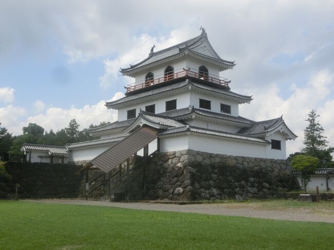 山寺から仙台に戻りました。昼少し前に着いたので、名物の牛たんを食べようと、牛たん発祥の店に行ってみたが、既に長蛇の列。他のお店を探しているうちに12時となってしまい、フツーの店にも行列が出きてしまった。なので、昼食はコンビニでサンドイッチを購入、軽めに済ませて、行列し無さそうな時間帯、午後4時頃に早めの夕食に再トライすることにした。<br />暑い時間帯は、インドア観光したかったが、仙台の博物館と美術館が軒並み休館中なので、インドア観光は断念し白石にやってきた。<br />さすがに34℃前後の気温なので、少し歩き、少し登るだけで汗ダラダラ。日本に五城しかない、木製復元天守の白石城を訪れました。<br /><br />この旅行の初回からご覧になりたい方は、こちらをどうぞ<br />https://4travel.jp/travelogue/11868657<br /><br />