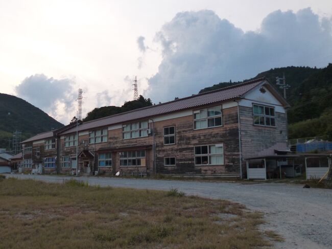 隠岐の島の旅３日目、西ノ島の絶景を楽しんだ後は、浦郷港近くのカフェでゆっくり。近くの可愛らしい図書館も見せてもらってから西郷港方面へ。黒木御所址でゆっくりした後、港近くの旅館へ。夕食まで近所を散策。翌日予報通り雨だったので、予定を変更して、お昼のフェリー出発まで屋内施設を見学。フェリーで西郷港に着いた後は付近をまた散策。次の日もすっきりしないお天気でしたが、それなりに島の生活の雰囲気をゆっくり味わえました。