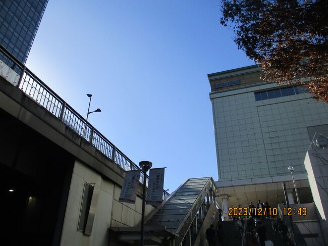 東京新宿よしもと<br />写真は２３１２１０－１２４９．この階段を上がるとは思わない。ウロウロします。ルミネ２の隣のビルは何というか、お向かいに何があるか、これがないと分からないな。ガイドブックで分かっているのは、よしもとはルミネ２の７階ということ。<br />新宿駅は改札口が多いから外して新宿西口駅、新宿三丁目駅がいいという情報。<br />往；１２１０日曜。のぞみ７４号N７００S。１６両編成１２号車１４DE席。<br />名古屋発０８２０－０９５７東京着。<br />東京メトロチケット１５００円。７日前からQRコード発行。初めて使ってから７２時間乗り放題。<br />東京メトロ線；；日比谷線（灰）丸ノ内線（赤）銀座線（橙）<br />副都心線（茶）東西線（水色）千代田線（緑）半蔵門線（薄紫）<br />都営線；；浅草線（朱）大江戸線（赤紫）三田線（青）<br />ベッセル・イン上野入谷駅前４０７号室。上野から歩けば１.２ｋ２０分。