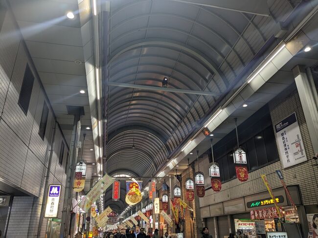 今回は大阪から松山に旅行する。<br />朝は新宿の「わおん。」で朝食。<br />明太子やなめたけの和風のおかずを食べながらご飯と味噌汁。<br /><br />新宿から羽田空港に向かう。<br />ANAラウンジで一服してから伊丹空港に向かう。<br />久しぶりの伊丹。<br /><br />大阪に住んでいたころは何度も通った伊丹空港。<br />ここからモノレールで蛍池、そして阪急線で大阪梅田へ。<br /><br />阪急百貨店の前を通り東通り商店街へ。<br />どこも懐かしい。<br /><br />阪急東通り商店街は飲み屋が無数に並ぶ。<br />アーケードの終わりまで歩いて、今度は天神橋筋商店街に向かう。<br />扇町公園近くを通りアーケードへ。<br /><br />そして南森町に向かう。<br />毎週のようにぶらついた商店街を歩いて待ち合わせ先の「とっつぁん」に到着。<br /><br />海鮮系がリーズナブルな居酒屋。<br />気軽な雰囲気で格安な刺身を食べながら生ビール。<br />メガジョッキを飲みながら美味しい海鮮。<br /><br />本マグロ、かんぱち、水たこ。<br />どれも美味しい。<br /><br />刺身以外の名物天ぷら。<br />これもビールに良く合う。<br /><br />格安な料理と酒を楽しんで〆のラーメンを食べに出る。<br />近くにある「山なか製麺所」<br />中々の人気店。<br /><br />何種かあるラーメンの中から白湯を選択。<br />濃厚なスープに美味しい麺。<br />酒に刺身にラーメン。<br /><br />たっぷり食べて飲んでホテルに向かう。<br />地下鉄で天神橋筋六丁目駅で降りる。<br />駅から宿泊先の東横インへ。<br />馴染みのビジネスホテルチェーン。<br /><br />ゆっくり休めそうだ。