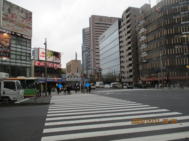 東京築地<br />写真は２３１２１１－０８３５．横断歩道を渡った向こうによく分かる大きな看板。築地魚河岸の３階から築地の更地と開発中を見せてもらう。<br />往；１２１０日曜。のぞみ７４号N７００S。１６両編成１２号車１４DE席。<br />名古屋発０８２０－０９５７東京着。<br />東京メトロチケット１５００円。７日前からQRコード発行。初めて使ってから７２時間乗り放題。<br />東京メトロ線；；日比谷線（灰）丸ノ内線（赤）銀座線（橙）<br />副都心線（茶）東西線（水色）千代田線（緑）半蔵門線（薄紫）<br />都営線；；浅草線（朱）大江戸線（赤紫）三田線（青）<br />ベッセル・イン上野入谷駅前４０７号室。上野から歩けば１.２ｋ２０分。<br />東西線は客を守るホームドアがついてませんでした。日比野線のドア上の掲示板に駅までの分数の表示が空欄でしたが、帰りの日比野線には表示が有りました。茅場町で東西線から日比野線に乗り換えは地下鉄からもう１つ地下に下ります。その分日比野線まで２階分上らなければならないのですね。<br />日比谷線入谷－築地－浅草線東銀座－東西線日本橋－日比谷線茅場町－入谷のもどり