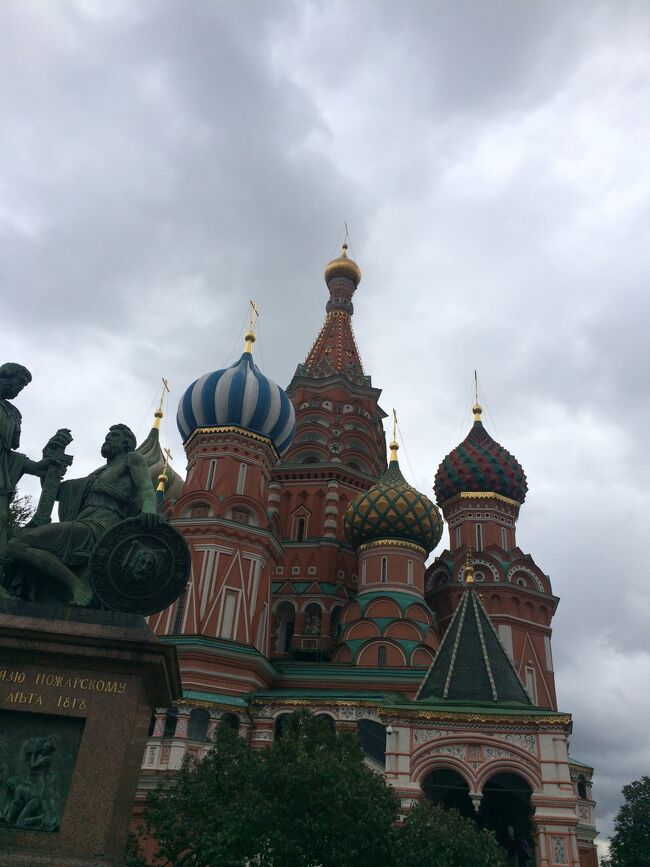 2024年になりました。<br />今さらですが、今はもう行けない２０１８ロシア旅行の旅行記を書きました。<br /><br />ロシア語が不安だったため、K社のひとり旅専門ツアーに参加。<br />サンクトペテルブルク＆モスクワを５日で巡るドタバタ日程。<br />秋のロシアはとても美しかったです。