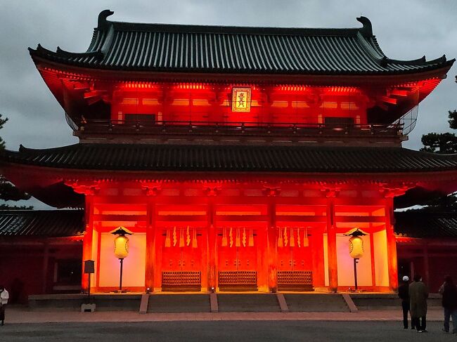 奈良から京都に来ました。<br />前回清水寺の坂を散策できなかったので<br />近くで安い宿を見つけ泊まりました。<br />ちょうどネイキッドもやっていたので<br />夜は平安神宮へ。
