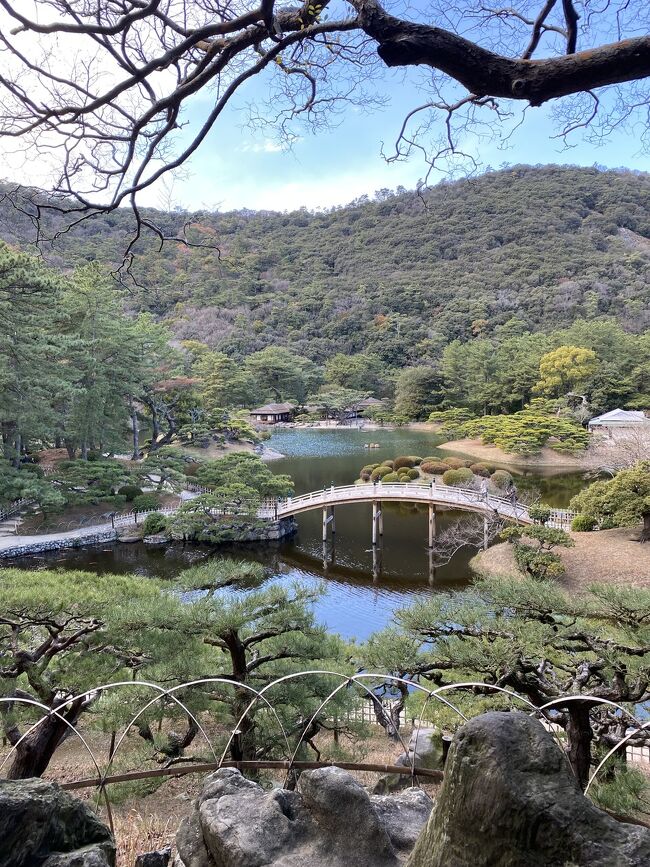 すっとやりたいと思っていた四国うどんツアーの旅です。<br />直前になって、予定より1日早く神戸まで移動して前泊することにしました。<br />うどんだけではもったいないかと思い、高知まで南下し、四国最南端の足摺岬に行くこと、日本最後の清流といわれる四万十川をみること、も目的とした10日間の贅沢な日程になりました。<br /><br />●フェリー<br />神戸⇔高松ジャンボフェリー<br />片道　1,890円（net割引）<br /><br />●ホテル<br />シェラトン神戸<br />四国高松温泉ニューグランデみまつ（3泊）20,520円<br />坂出グランドホテル　7,740円<br />ホテル港屋　9,580円<br />ホテルクラウンヒルズ中村（朝食付き）　7,350円<br />サウスブリーズホテル（朝食付き）　6,200円（5000P使用）<br />高松センチュリーホテル　7,560円<br />※すべて大浴場付き。１部屋／2人の価格。<br />※サウスブリーズホテルのみ楽天トラベル。他はYahooトラベルで予約。