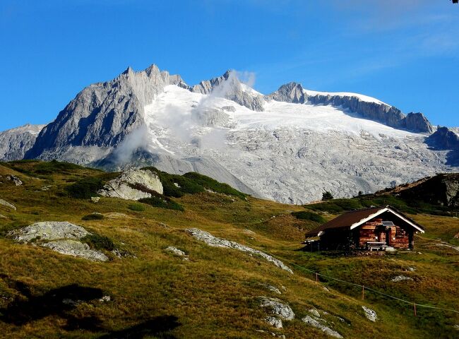 7月20日（木）は快晴、今日もアレッチ氷河と周辺の山々を眺めるコースを歩くことにした。メレル（Mörel,765m)まで列車、ゴンドラ乗り継いでリーダーアルプ（Riederalp Hohfluh、2226m)まで上がる。ここからスタートだ。<br />