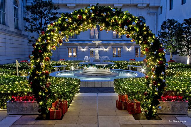 ホテルニューグランドの中庭は、光のアーチやイルミネーションに煌めく「光の庭園」です。<br /><br />期間：2023年12月1日～25日　日没～23：30頃<br />