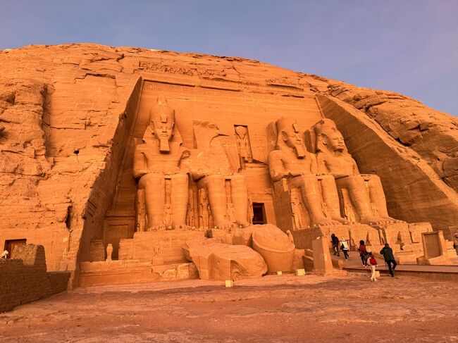 阪急交通社トラピックスのエジプトツアー6泊9日に参加。<br /><br />今回は、②アスワン＆アブシンベル。セティ・アブ・シンベルに宿泊し、世界初の世界遺産アブシンベル神殿を堪能するツアーでした。<br /><br />エジプトの12月は東京の10月ぐらいの感覚ではあるものの、砂漠気候なので1日の寒暖差は激しい。とはいえ、総じて快適な気候の中でエジプトの主要文化遺産を効率的に廻ったツアーは、個人旅行では絶対できない素晴らしい体験でした。<br /><br />【行程】<br />①行きのカイロ（ギザのピラミッド、インターコンチネンタルホテル）<br />②アスワン＆アブシンベル<br />③ナイル川クルーズ（ルクソール）<br />④帰りのカイロ（エジプト大博物館、考古学博物館、文明博物館、アリーモスク、シュタインベルガーピラミッドホテル）