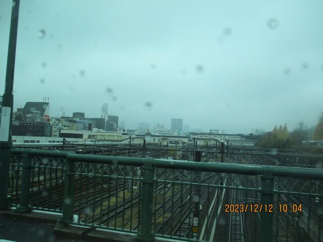 東京３日目雨の中で巡回バス<br />写真は２３１２１２－１００４．バスだから見える上野駅。雨だから上野公園上野動物園を車窓から。<br />A18＝G19‐G16＝H18-H19 浅草－上野で乗り換え－入谷　東京メトロ２回。<br />宿；ベッセル・イン上野入谷駅前４０７号室。３泊４日。<br />チェックインチェックアウト１４００/１１００<br />朝食あり１階０６００－０９３０シングル室幅１４０センチベッド１つ<br />３日目；A18＝G19‐G16＝H18-H19　 浅草－上野乗り換え－入谷　２回