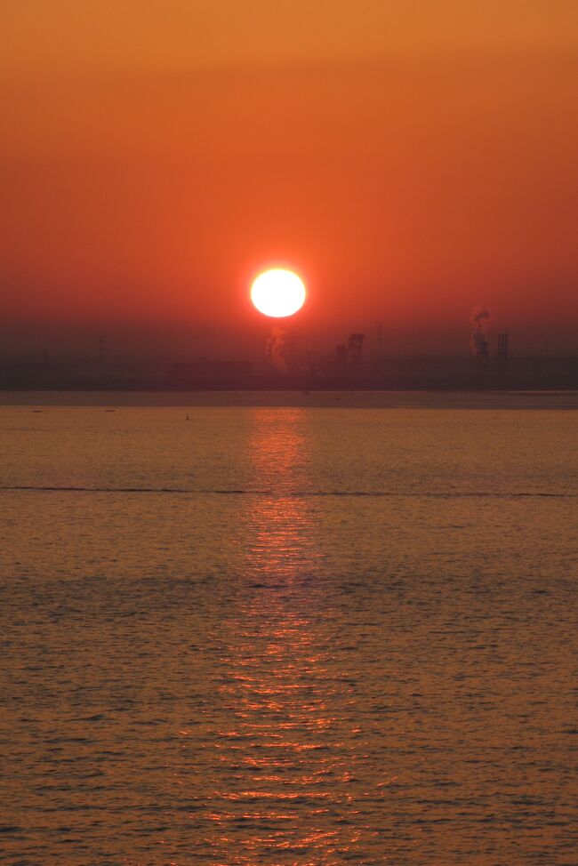 「千葉アクアラインマラソン2012」に参加する為に早朝アクアラインの海ほたるで日の出を観賞する。