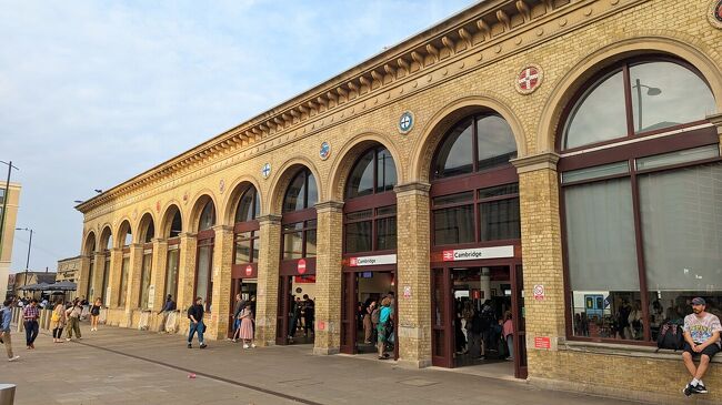 コロナ明けの夏休みにイギリス全土を8日間かけて鉄道で巡りました！<br /><br />今回はイングランドの大学都市ケンブリッジと、ロンドンとを結ぶ鉄道網をご紹介します！<br /><br />これまでの旅行記はこちら↓<br />夢のイギリス乗り鉄旅① ～カレドニアンスリーパーからインターシティ125まで～<br />https://4travel.jp/travelogue/11866608<br />夢のイギリス乗り鉄旅② ～これが本物のホグワーツ特急だ！～<br />https://4travel.jp/travelogue/11870083<br />夢のイギリス乗り鉄旅③～南北アイルランドを鉄道で縦断！～<br />https://4travel.jp/travelogue/11870121<br />夢のイギリス乗り鉄旅④～何かとトラブるトランスペナイン・エクスプレス～<br />https://4travel.jp/travelogue/11870962<br />夢のイギリス乗り鉄旅⑤～小さい頃からの憧れ・ヨーク国立鉄道博物館！～<br />https://4travel.jp/travelogue/11871538<br />夢のイギリス乗り鉄旅⑥～ハリポタの聖地！イギリス最大の保存鉄道～<br />https://4travel.jp/travelogue/11871776<br />夢のイギリス乗り鉄旅⑦～イギリスの一大ジャンクション！ピーターバラ駅～<br />https://4travel.jp/travelogue/11874107<br /><br />この後の旅行記はこちら↓<br />夢のイギリス乗り鉄旅⑨～ユーロスターで &quot;欧州の首都&quot; ブリュッセルへ！～<br />https://4travel.jp/travelogue/11872855<br />続・夢のイギリス乗り鉄旅～日立製ジャベリンとロンドン近郊の列車たち～<br />https://4travel.jp/travelogue/11875097<br />