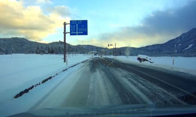 北の方が大雪との事で、小康状態の日に行ってみた。<br /><br />表紙 往路も、復路もそのままだった<br />もう少しで、たんぼにダイブ<br />新雪が車に被っているね。<br /><br />