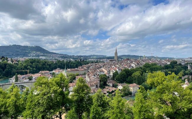 ベルンの日帰り散歩旅行。<br />いつものようにスイス国鉄　SBBで行きました。<br /><br />ベルンはスイスの首都で、蛇行するアーレ川のほとりに築かれた街です。<br />その起源は 12 世紀に遡り、アルトシュタット（旧市街）には中世の建築が保存されています。