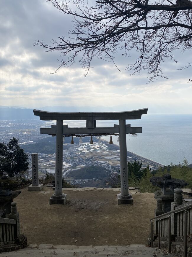 すっとやりたいと思っていた四国うどんツアーの旅です。<br />直前になって、予定より1日早く神戸まで移動して前泊することにしました。<br />うどんだけではもったいないかと思い、高知まで南下し、四国最南端の足摺岬に行くこと、日本最後の清流といわれる四万十川をみること、も目的とした10日間の贅沢な日程になりました。<br /><br />●フェリー<br />神戸⇔高松ジャンボフェリー<br />片道　1,890円（net割引）<br /><br />●ホテル<br />シェラトン神戸<br />四国高松温泉ニューグランデみまつ（3泊）20,520円<br />坂出グランドホテル　7,740円<br />ホテル港屋　9,580円<br />ホテルクラウンヒルズ中村（朝食付き）　7,350円<br />サウスブリーズホテル（朝食付き）　6,200円（5000P使用）<br />高松センチュリーホテル　7,560円<br />※すべて大浴場付き。１部屋／2人の価格。<br />※サウスブリーズホテルのみ楽天トラベル。他はYahooトラベルで予約。