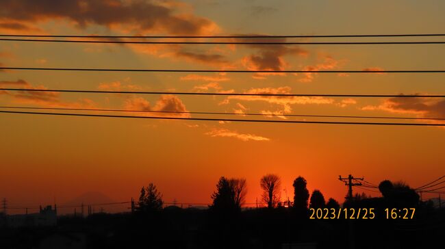 12月25日、午後4時26分頃よりふじみ野市から見られる日没風景と夕焼け富士を見ました。<br /><br /><br /><br /><br />*写真は日没風景と富士山
