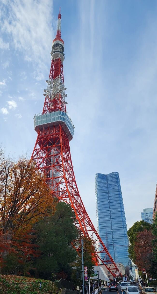 2023年11月24日に一部未完成の住居棟タワーマンションを除いて開業した『麻布台ヒルズ』<br />建設前に公表された建設予定の完成予想図では庭園や湾曲した建物デザインなどが話題になりましたが、実際の完成状態もほぼその予定通りで、メインタワーは東京タワーとほぼ同じ日本一の高さとなり、東京が30年ぶりの高層タワー日本一を奪還しました。<br />この『麻布台ヒルズ森タワー』も4年後に東京駅前に出来る390ｍの三菱地所の『トーチタワー』に抜かれますが・・・(^▽^;)<br /><br />『麻布台ヒルズ』のコンセプトは『緑に包まれ、人と人をつなぐ広場のような街 - Modern Urban Village 』と言うことで広大な中央広場を街の中心に据え、オフィス、住宅、ホテル、インターナショナルスクール、商業施設、文化施設などの都市機能を融合させたコンパクトシティヒルズの未来形でもあります。<br />そんな今、注目の『麻布台ヒルズ』へ混雑覚悟で足を運んでみました。<br /><br />麻布台ヒルズ<br />https://www.azabudai-hills.com/