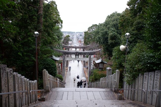 今年最後の旅は、ANAマイレージ旅。11月の3連休の旅行で、マイレージで取得した福岡から大阪に戻る飛行機をフェリーに切り替えたので、使わなかった福岡伊丹便が浮いている状態になっていました。丁度10月のANAキュンで伊丹福岡線が12月の減額マイル対象になっていたため、往復ともに予約が開いていそうな日程で調整したところ、24日朝伊丹発、25日福岡発に落ち着きました。結局その後で、1月に伊丹福岡線を使う予定が出来て新規予約したので、無理にスケジュール組まなくてもよかったのかなーと少しテンション下がり気味でした。<br /><br /> 何度か行っているのである程度土地勘のある福岡周辺ですが、結局メジャースポットは行き尽くしている感があり、なおかつ今シーズンは青春18きっぷは未購入のため、福岡空港から遠い場所に行くとコスパが悪いので、中心部から近場になります。直前まで回るスポットが決まらなかったのですが、最終的に今まで行った事がないマイナースポット中心になりました。神社にはそれほど興味はないのですが、聖地巡礼みたいになっています。国内旅では久々にドラクエウォークの要素がない旅になりました。以下、スケジュールです。<br /><br />12月24日(日)<br />07:05/08:25 NH419 ITM/FUK<br />09:02 福岡空港国際線ターミナル<br />09:27/12:03 大宰府<br />12:08/12:12 西鉄二日市<br />12:20/13:03 春日原/西鉄春日原<br />13:23/13:42 博多南駅/博多南<br />13:50/14:02 博多<br />14:32/17:30 福間<br />18:01 博多<br /><br />12月25日(月)<br />05:50 博多<br />05:55 福岡空港<br />07:05/08:15 NH420 FUK/ITM<br /><br />